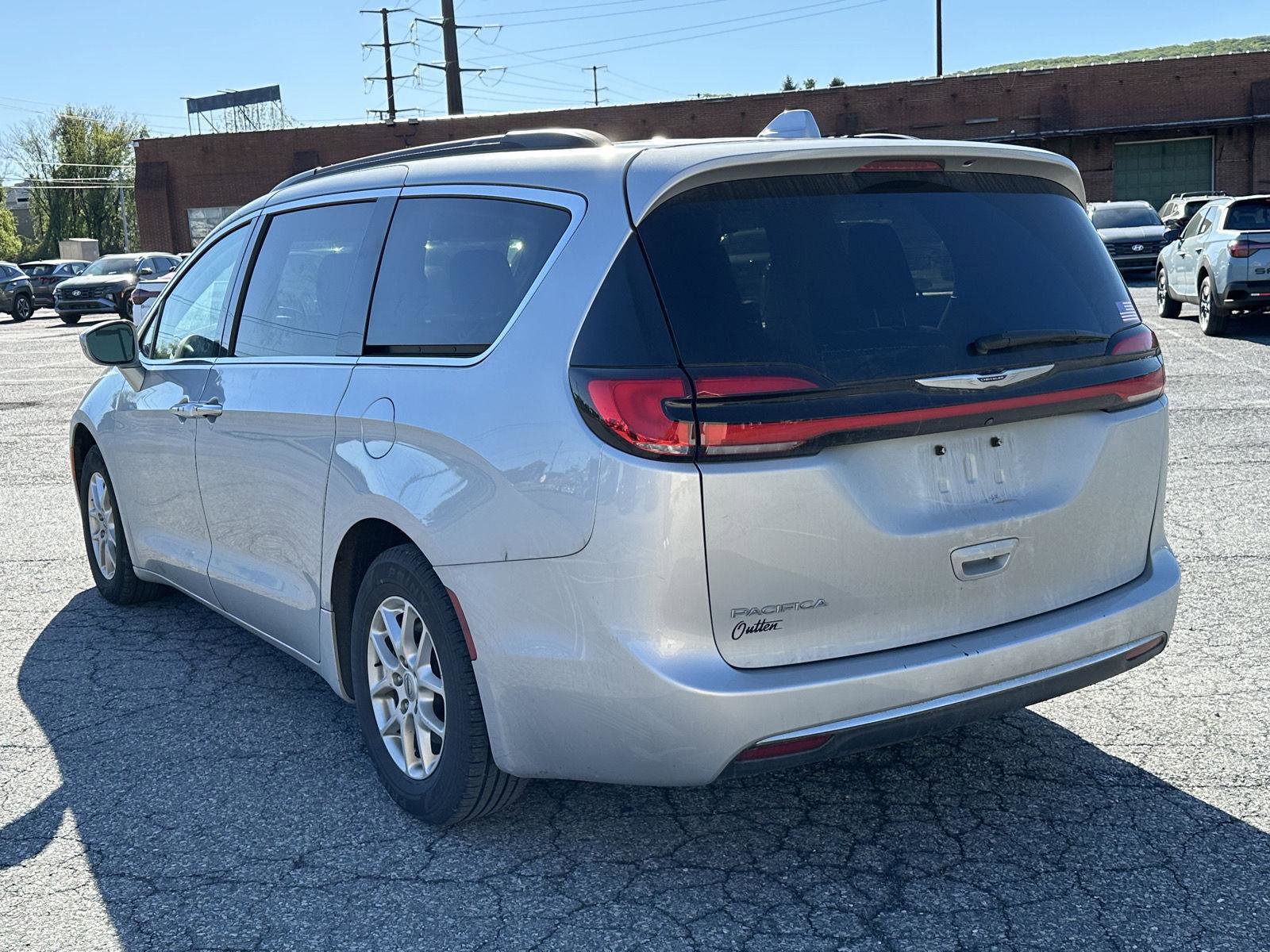 Used 2022 Chrysler Pacifica Touring-L FWD image 6