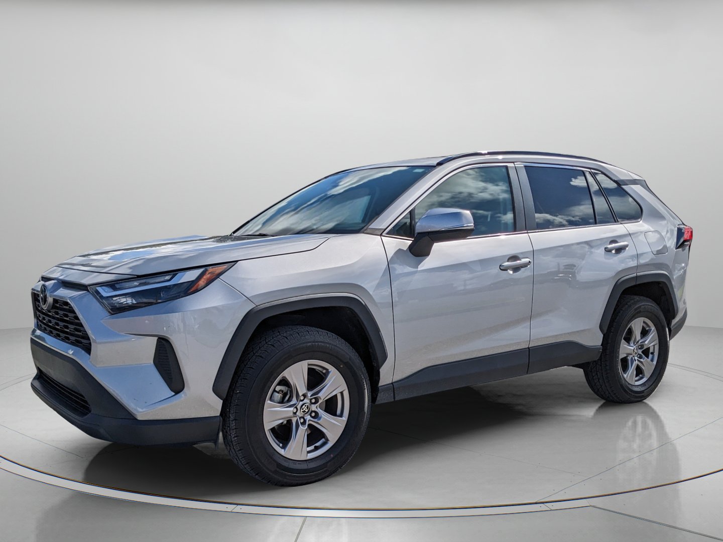 Used 2022 Toyota RAV4 XLE FWD image 2