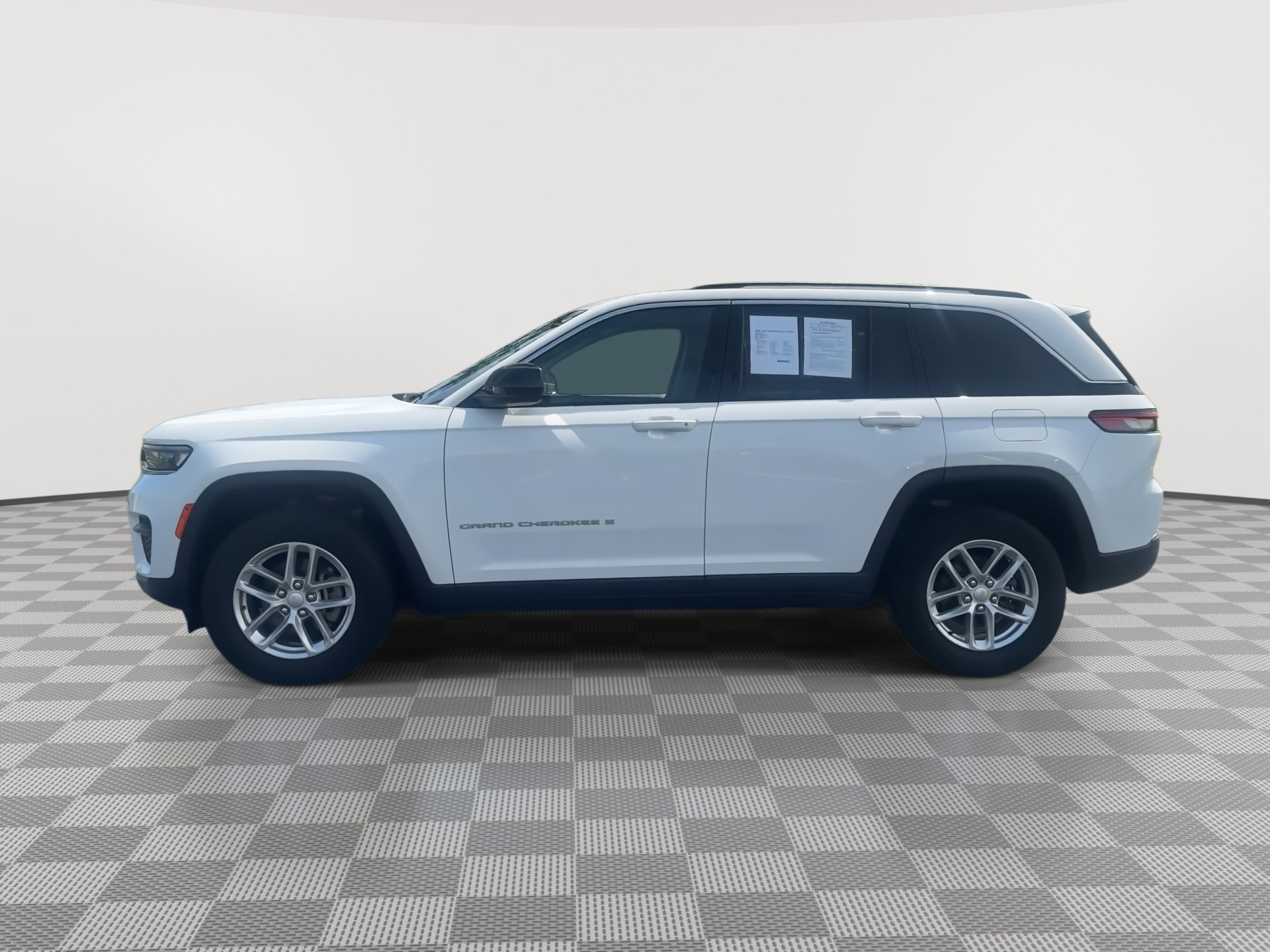 Used 2023 Jeep Grand Cherokee Laredo w/ Luxury Tech Group I AWD/4WD image 5
