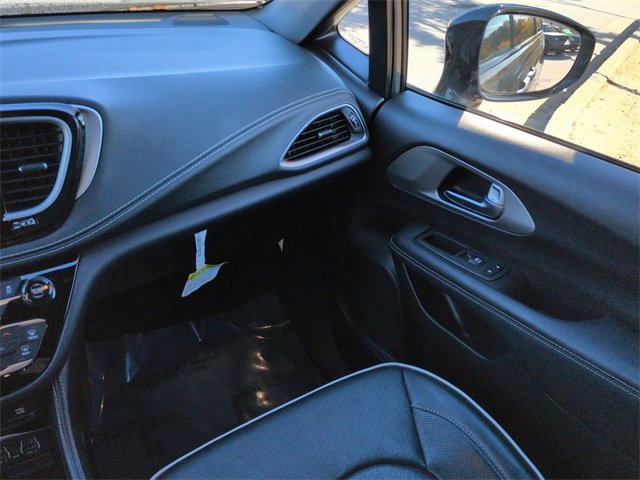 Used 2023 Chrysler Pacifica Limited w/ Uconnect Theater Family Group image 16