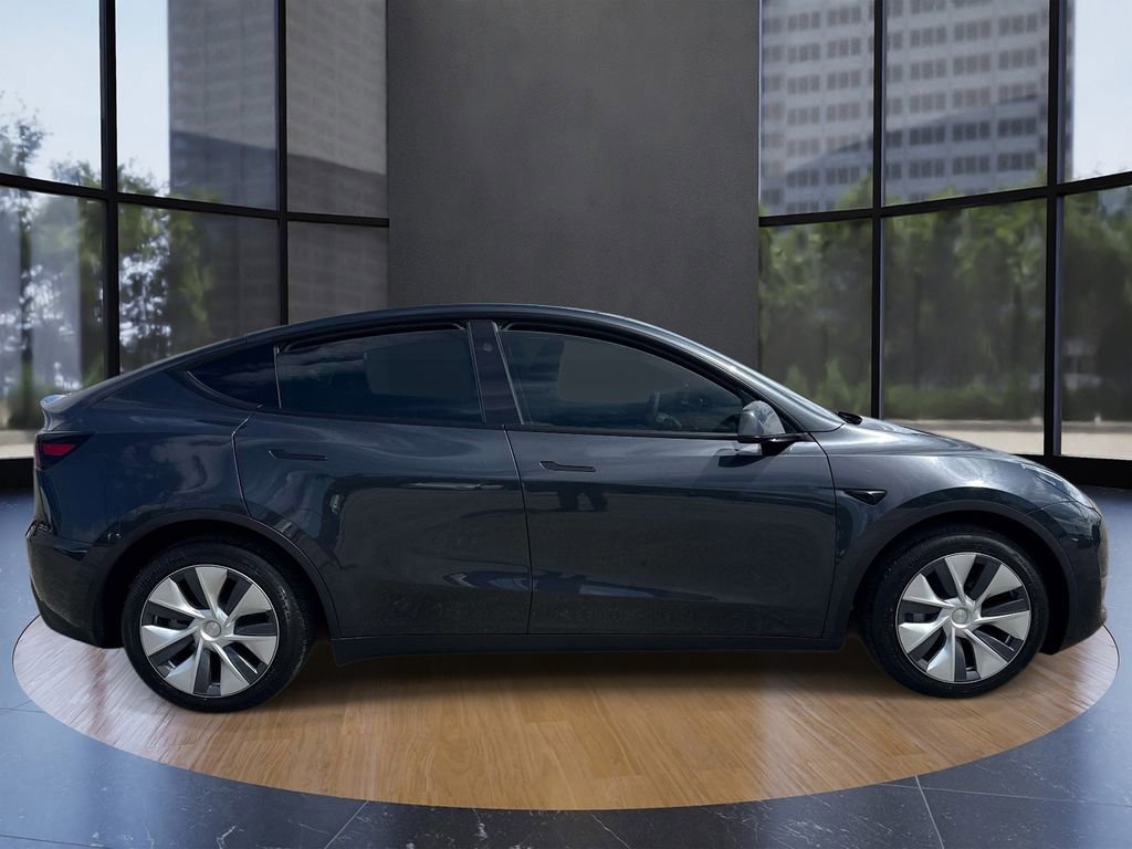 Used 2024 Tesla Model Y Long Range AWD/4WD image 2