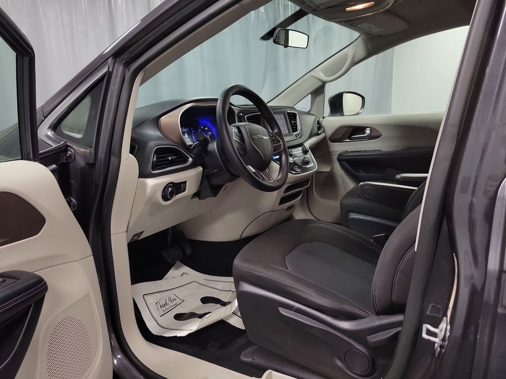 Used 2020 Chrysler Voyager L image 13