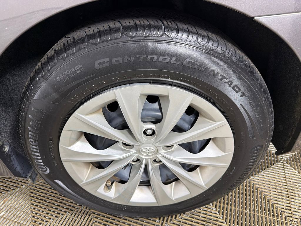 Used 2017 Toyota Camry LE image 19