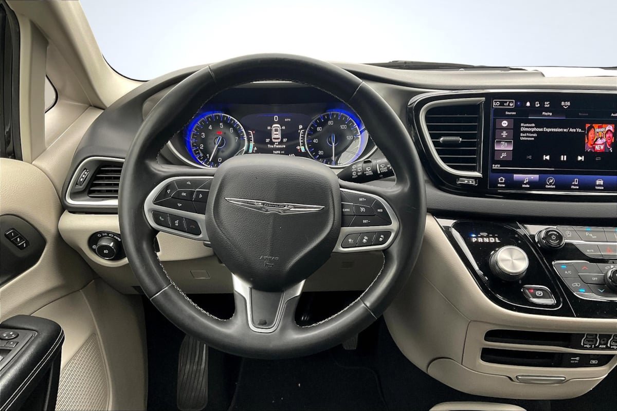 Used 2022 Chrysler Pacifica Touring-L FWD image 5