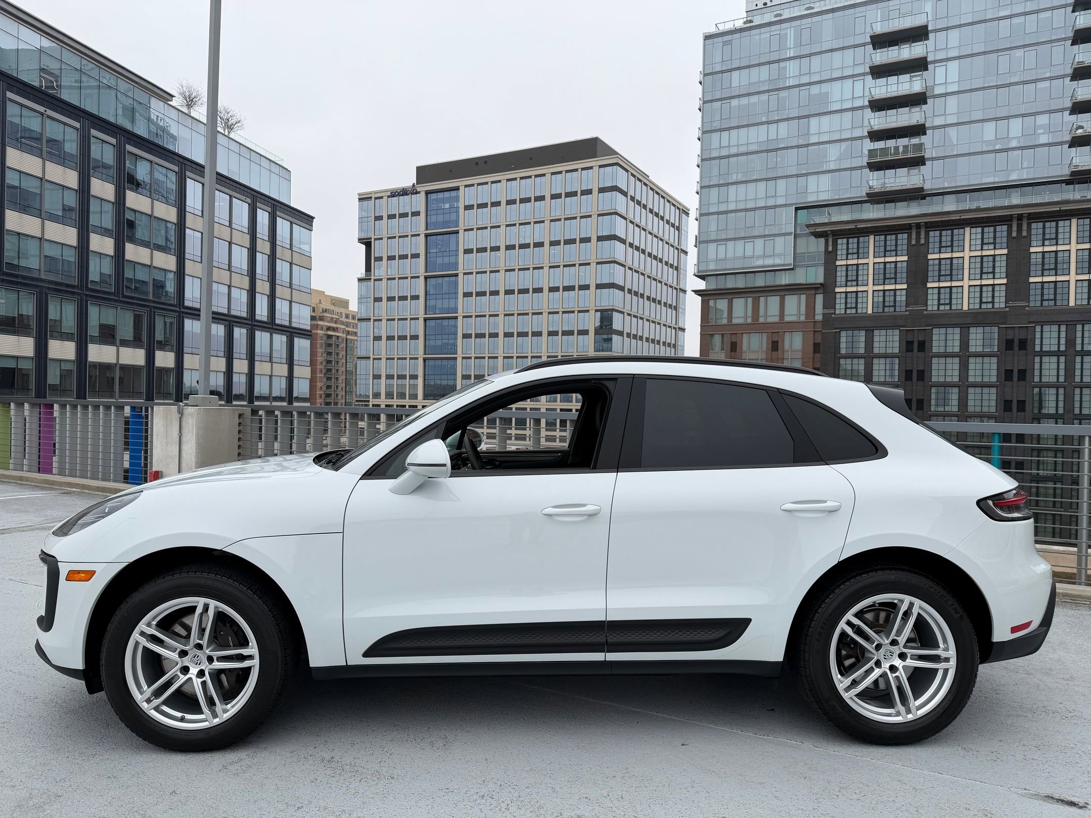 Certified 2023 Porsche Macan image 2