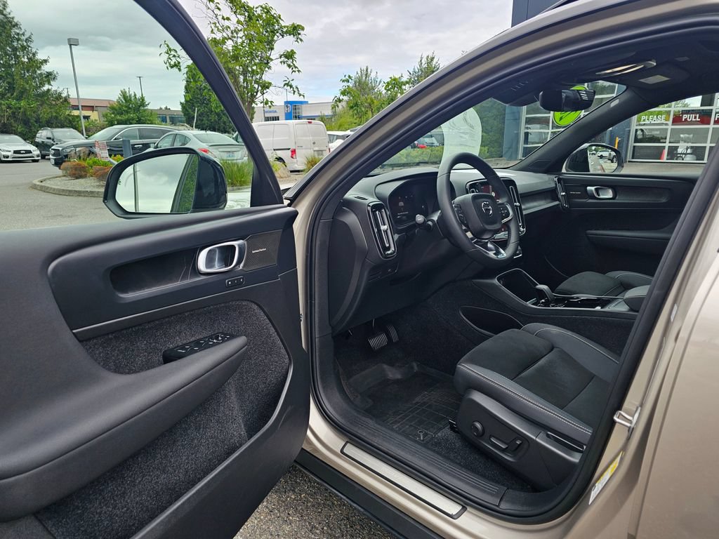 Used 2023 Volvo XC40 Recharge Ultimate w/ Protection Package Premier AWD/4WD image 16