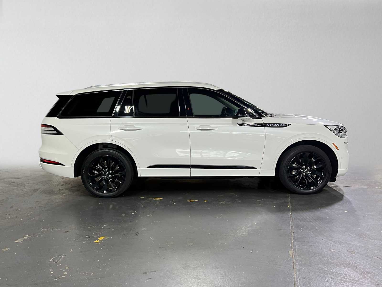 Used 2023 Lincoln Aviator Grand Touring w/ Equipment Group 301A AWD/4WD image 2
