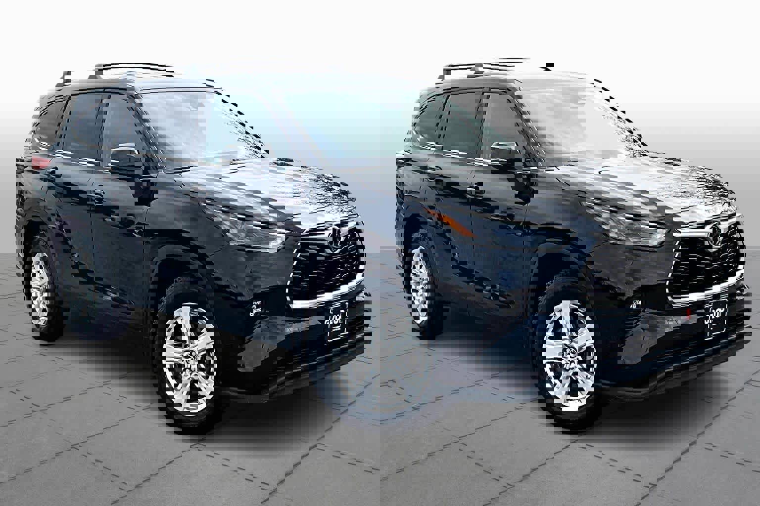 Used 2023 Toyota Highlander LE image 2