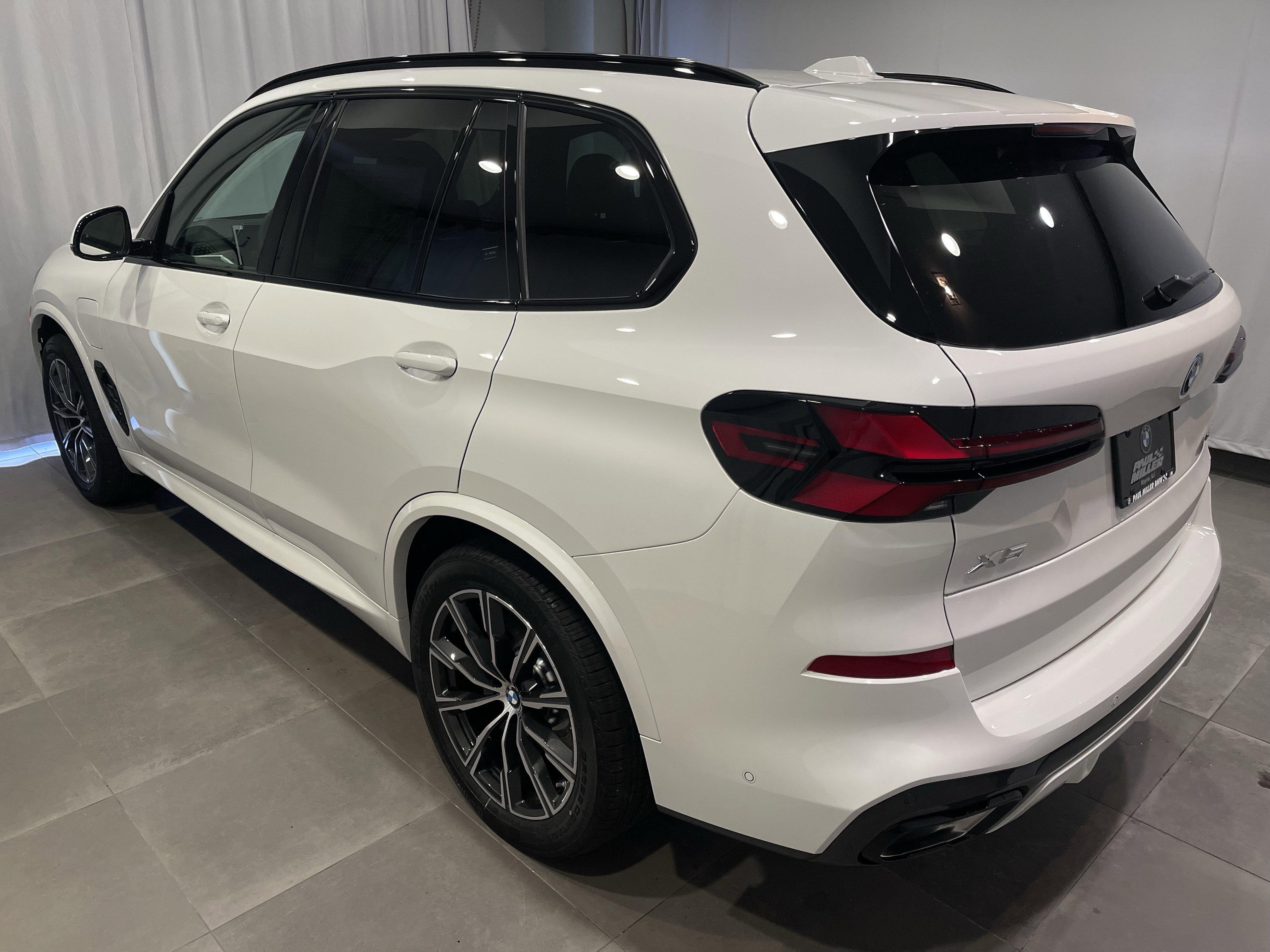 New 2026 BMW X5 xDrive50e w/ M Sport Package AWD/4WD image 4