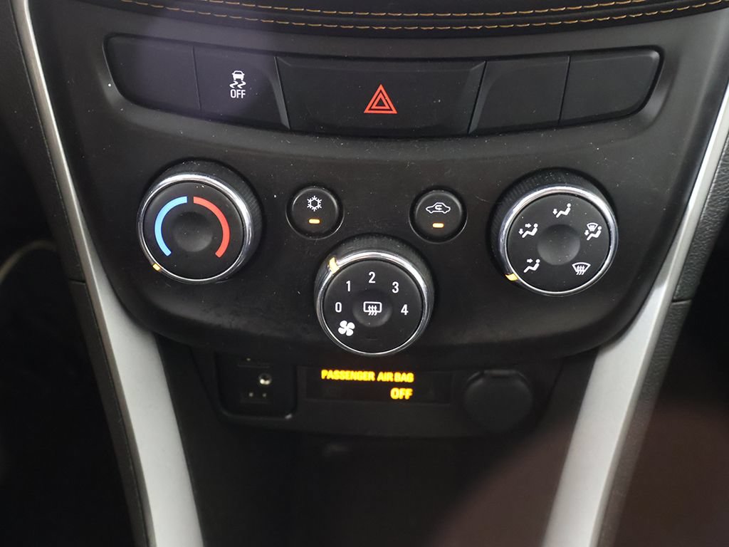 Used 2020 Chevrolet Trax LT w/ LT Convenience Package FWD image 40