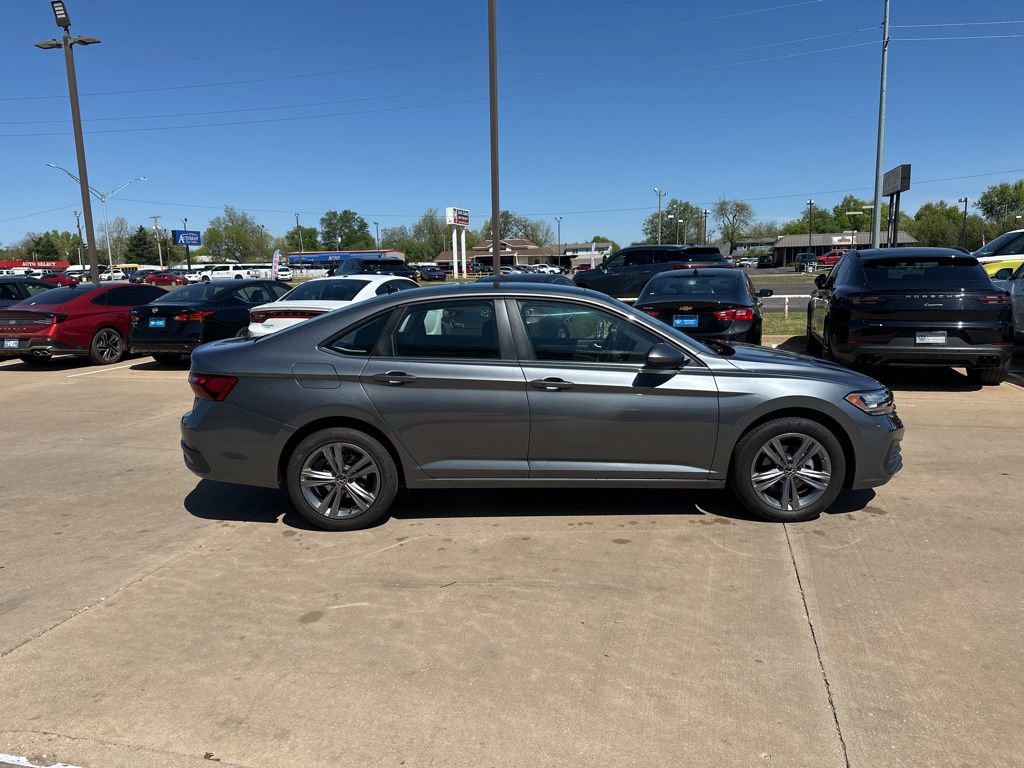 Used 2024 Volkswagen Jetta SE image 4