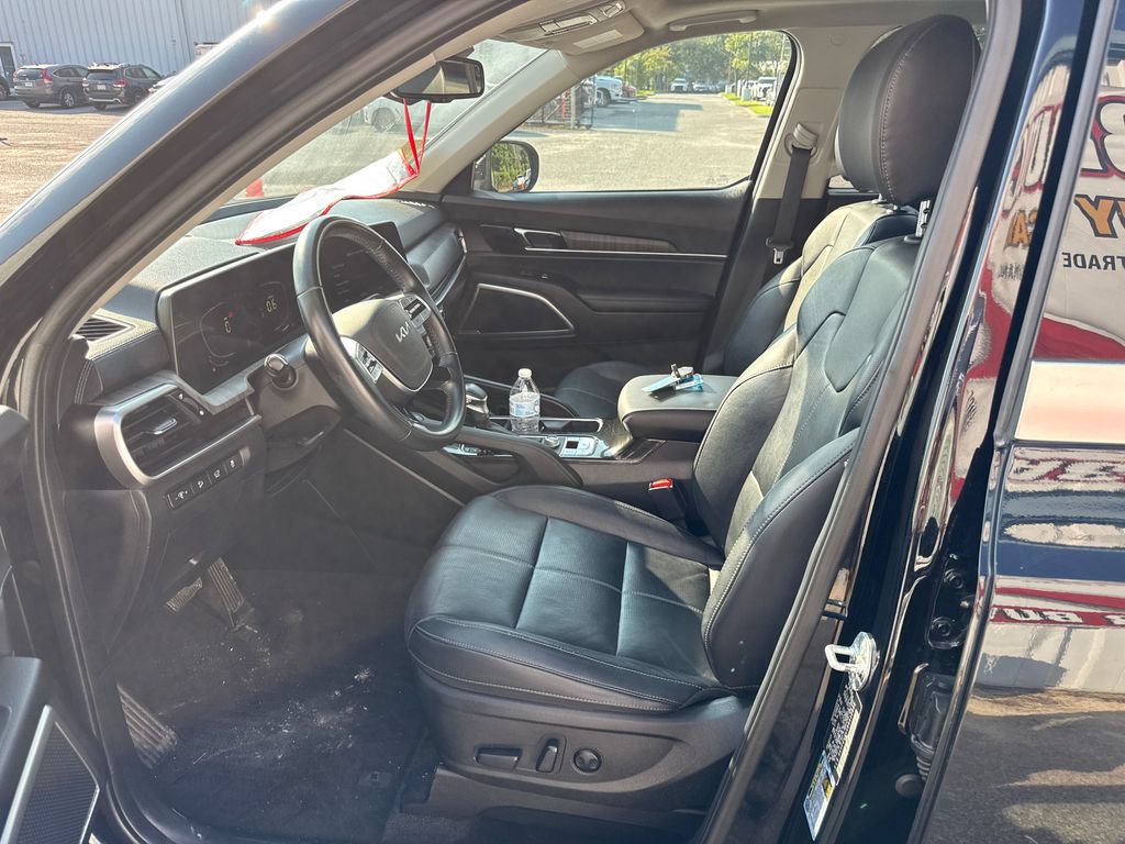 Used 2024 Kia Telluride EX w/ EX Captain's Chair Package FWD image 10