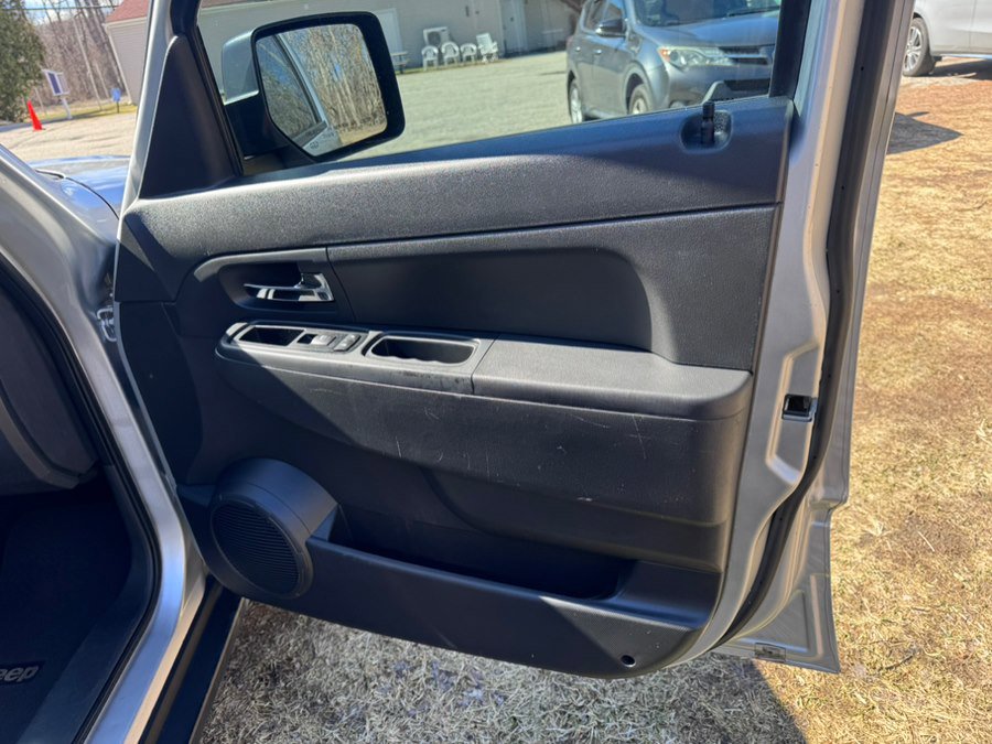 Used 2012 Jeep Liberty Sport AWD/4WD image 6