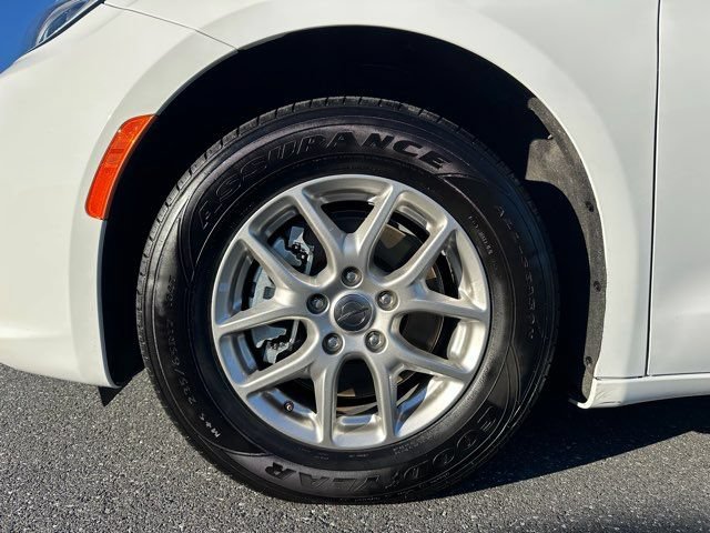 Used 2025 Chrysler Pacifica Select FWD image 28