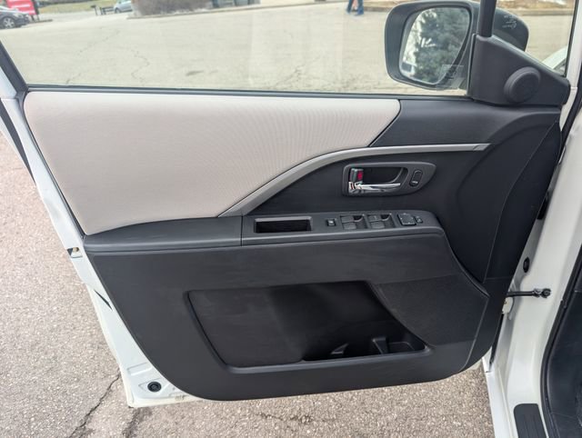 Used 2012 MAZDA MAZDA5 Sport image 7