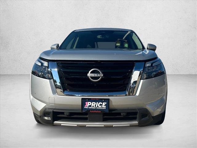 Used 2025 Nissan Pathfinder SL FWD image 2