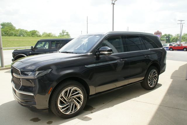 Used 2025 Lincoln Navigator Reserve AWD/4WD image 5