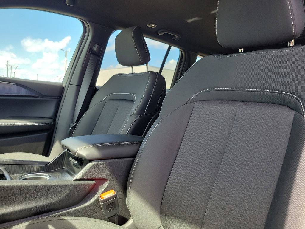 New 2025 Jeep Grand Cherokee Laredo w/ Luxury Tech Group I AWD/4WD image 21