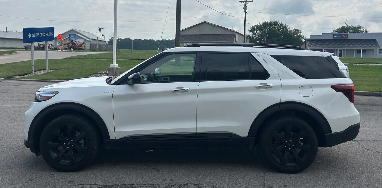 Used 2024 Ford Explorer ST-Line w/ Class IV Trailer Tow Package AWD/4WD image 4