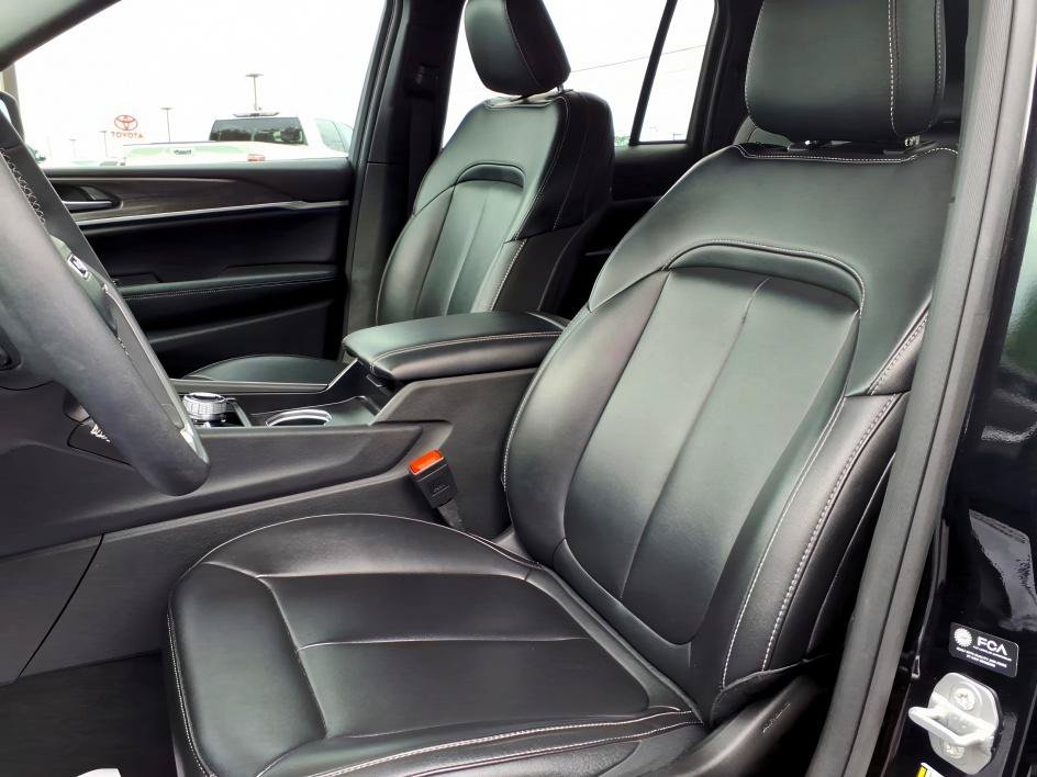 Used 2025 Jeep Grand Cherokee Limited AWD/4WD image 18