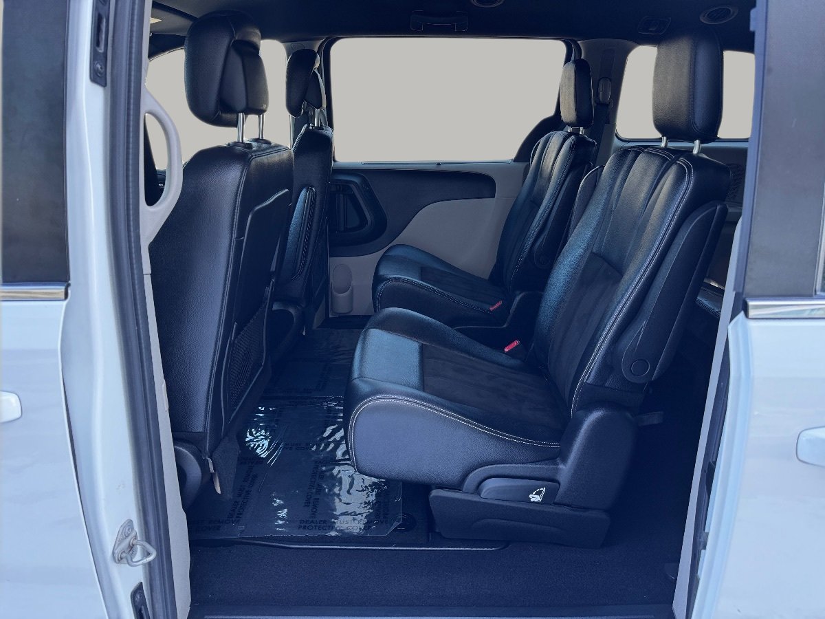 Used 2020 Dodge Grand Caravan SXT w/ Driver Convenience Group image 17