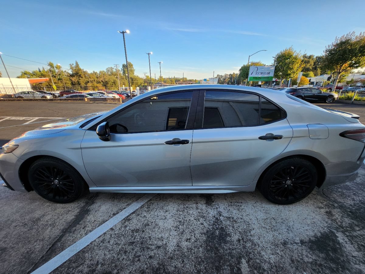 Used 2021 Toyota Camry SE w/ Carpet Mat Package (TMS) FWD image 2
