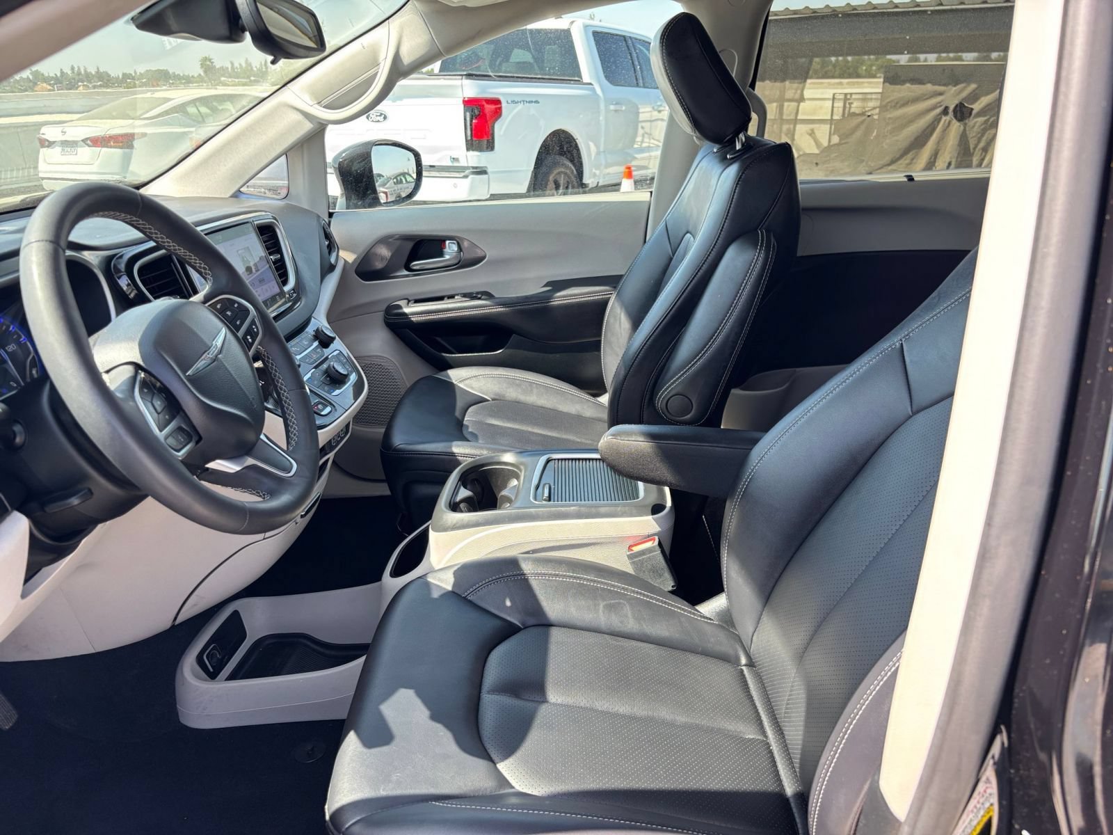 Used 2024 Chrysler Pacifica Touring-L FWD image 28