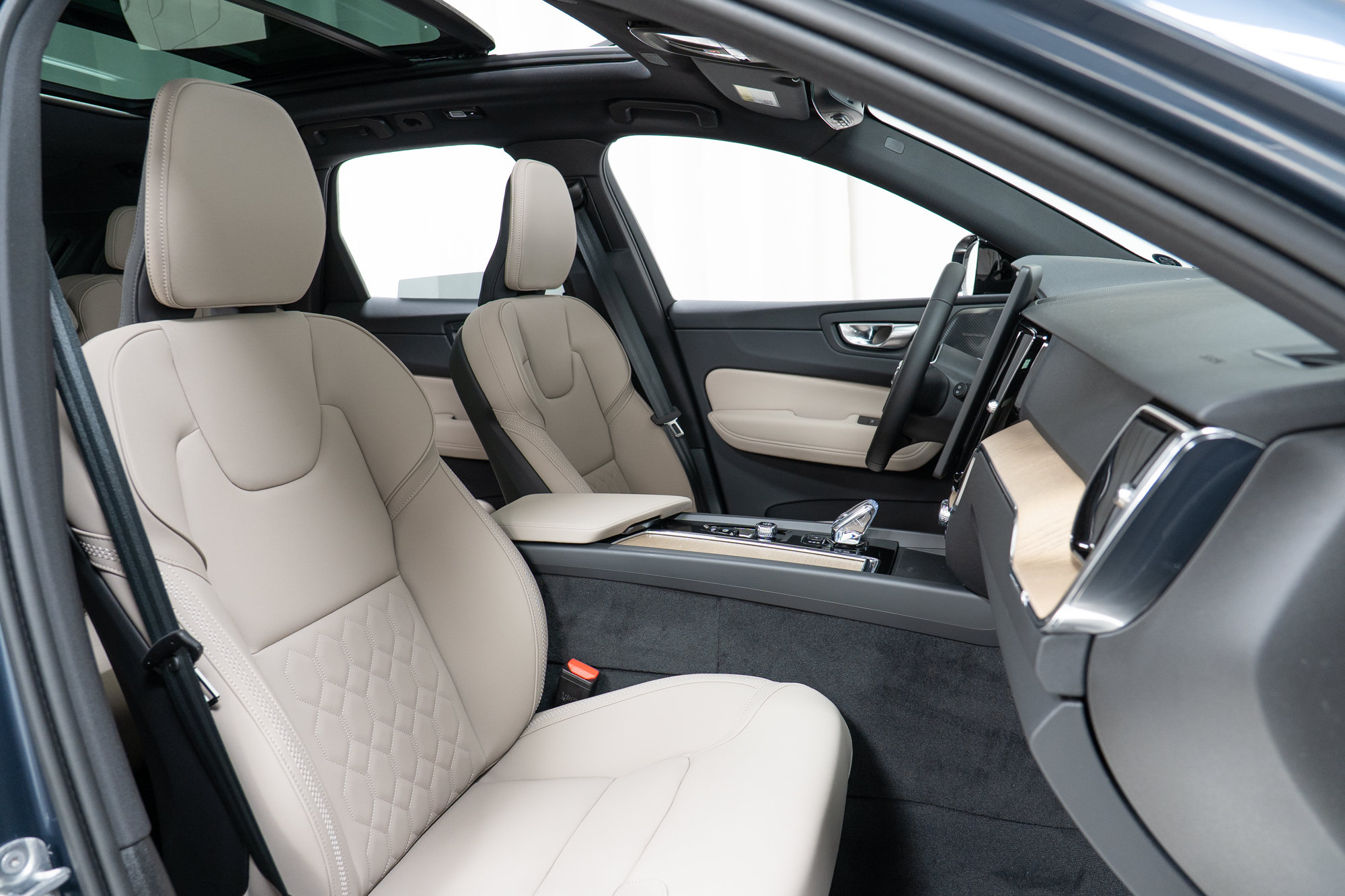 New 2026 Volvo XC60 T8 Plus w/ Climate Package AWD/4WD image 22