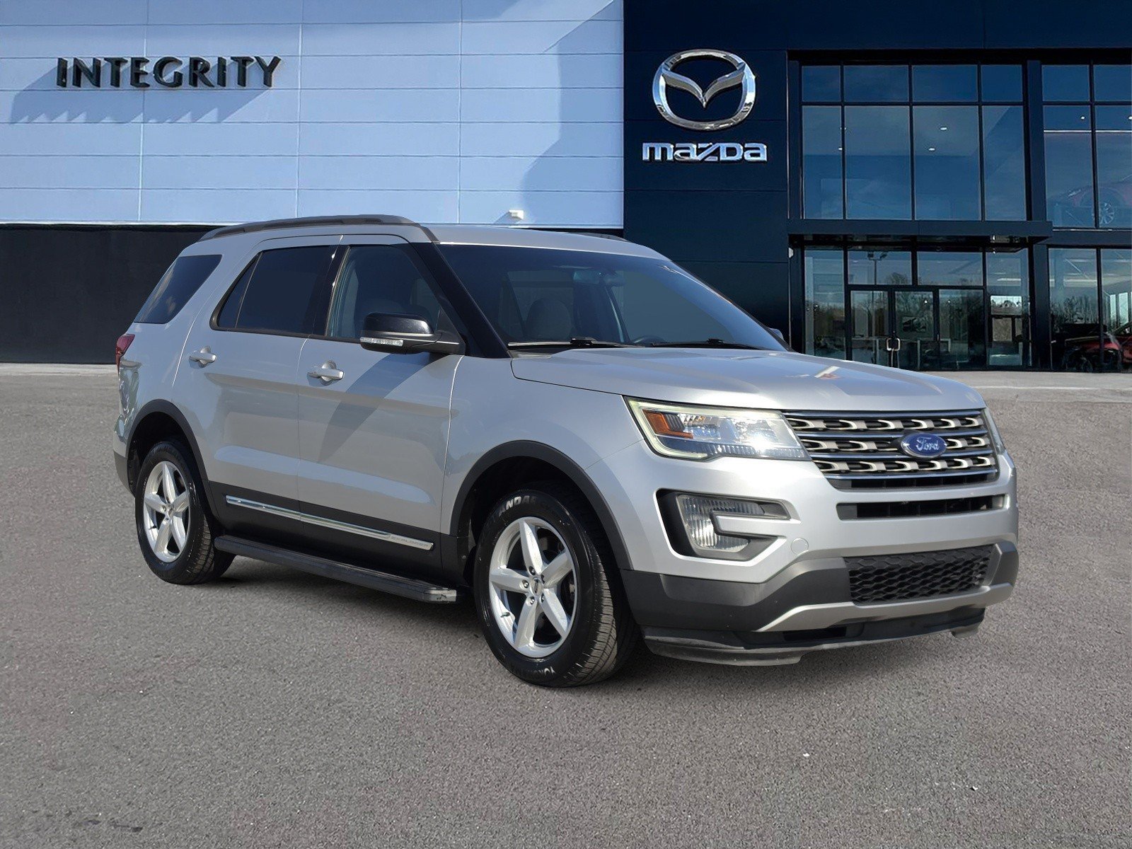 Used 2017 Ford Explorer XLT AWD/4WD image 1