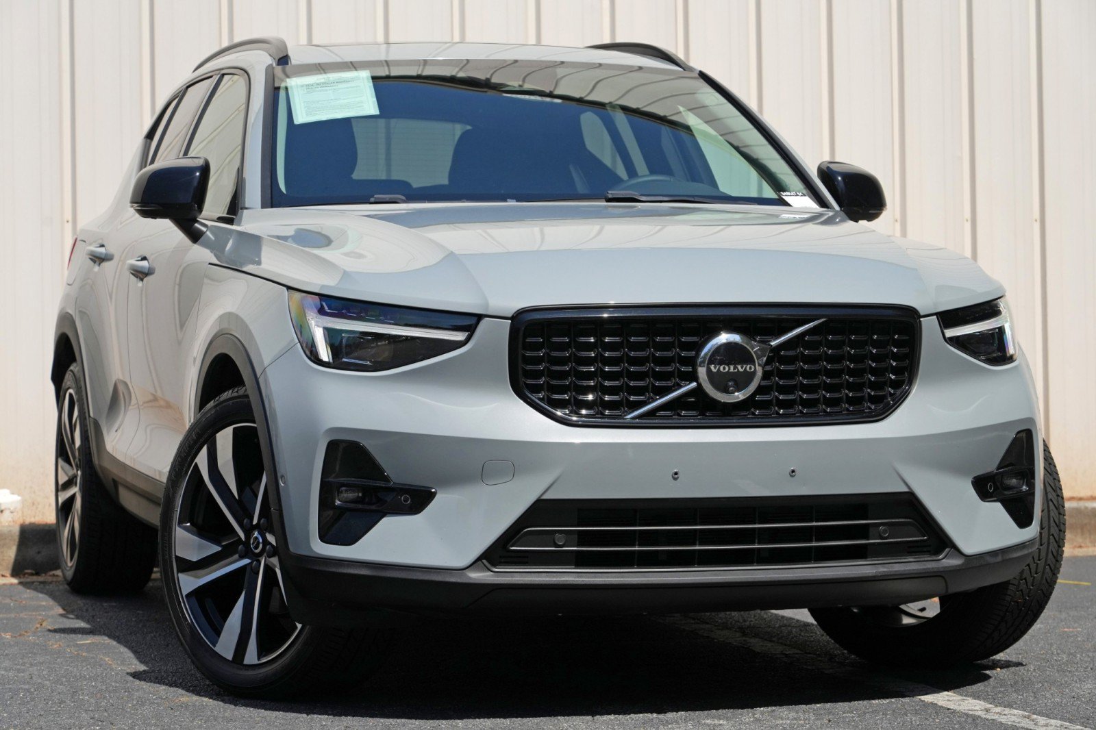Used 2024 Volvo XC40 B5 Ultimate w/ Protection Package Premier AWD/4WD image 4