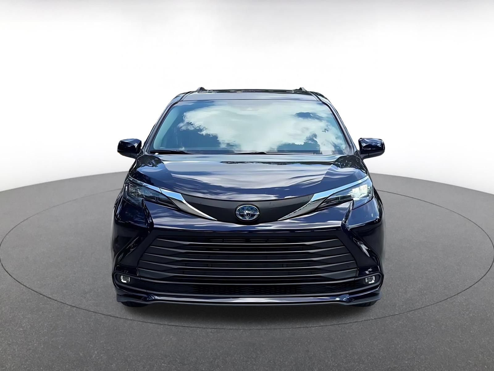 Used 2025 Toyota Sienna XLE FWD image 4