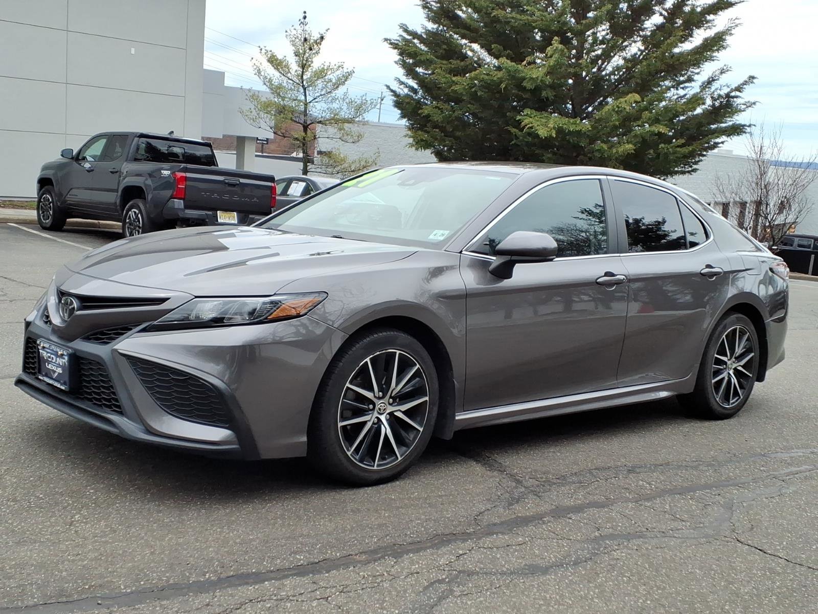Used 2021 Toyota Camry SE image 3