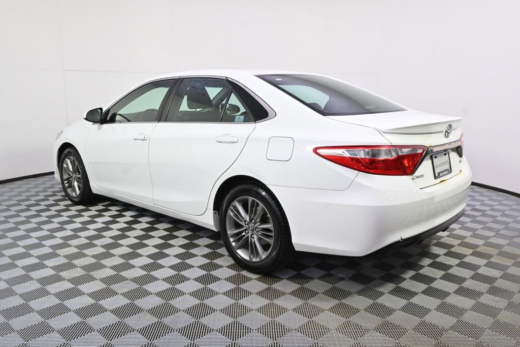Used 2015 Toyota Camry SE FWD image 3