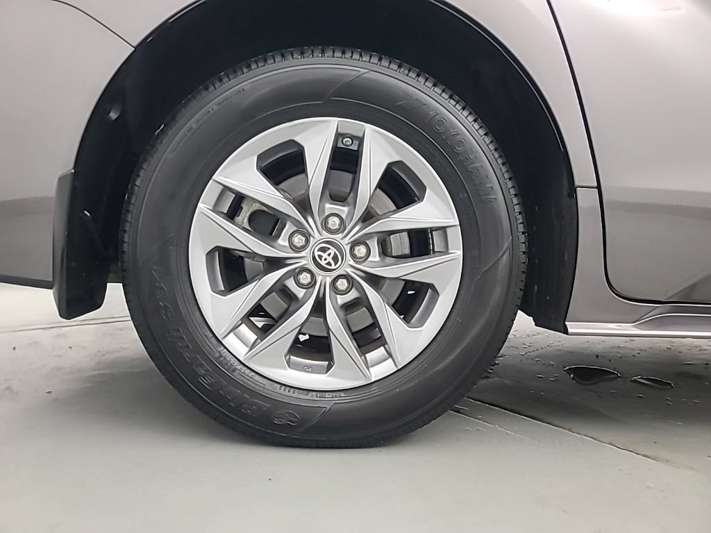Used 2023 Toyota Sienna XLE AWD/4WD image 10