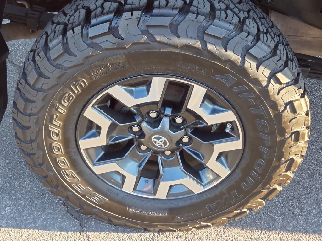 Used 2020 Toyota Tacoma TRD Off-Road AWD/4WD image 10