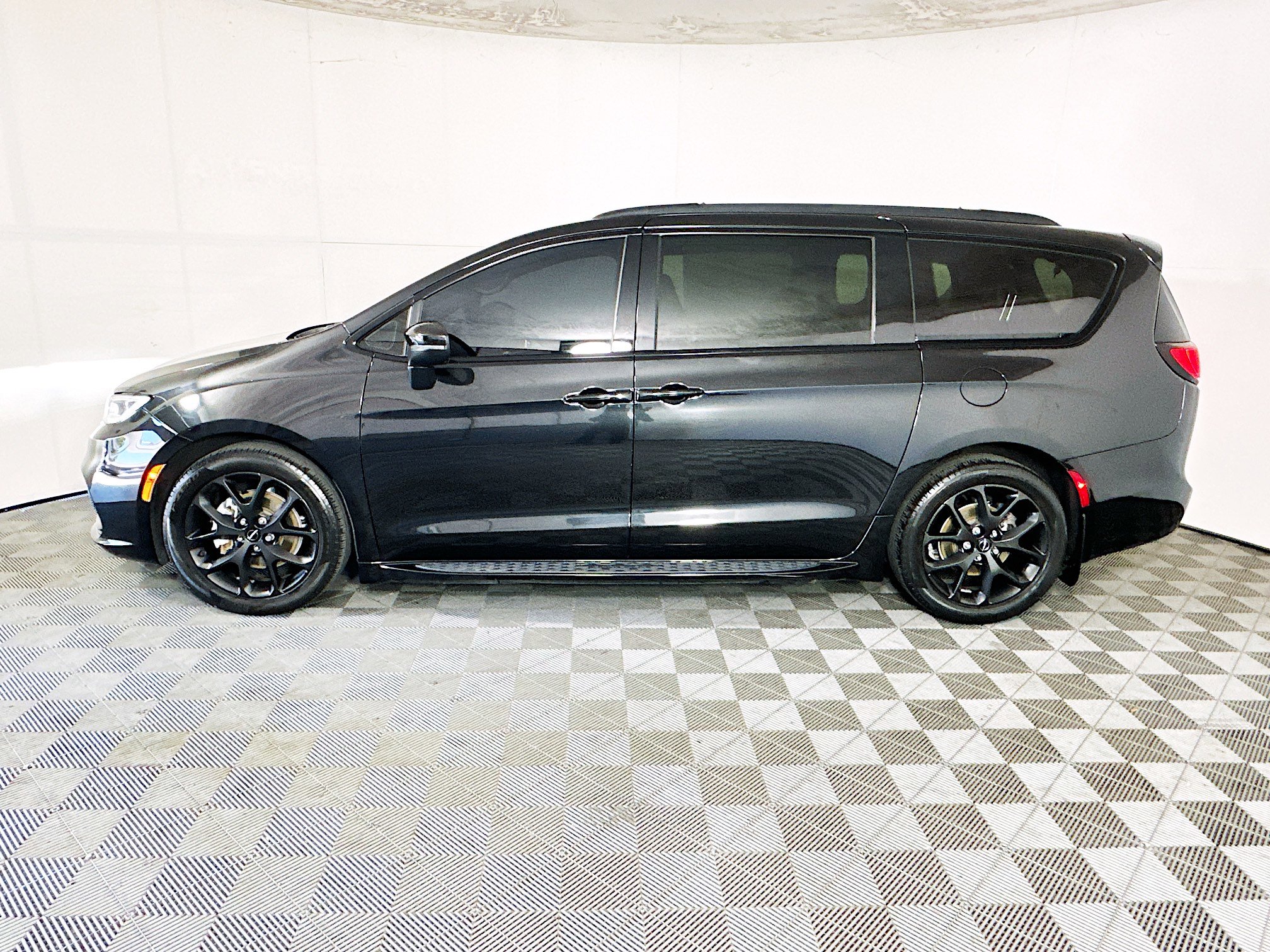 Used 2023 Chrysler Pacifica Touring-L w/ S Appearance Package FWD image 6