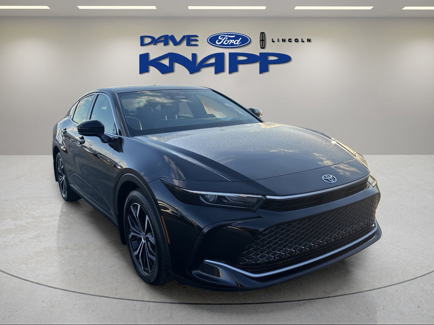 Used 2023 Toyota Crown XLE image 2