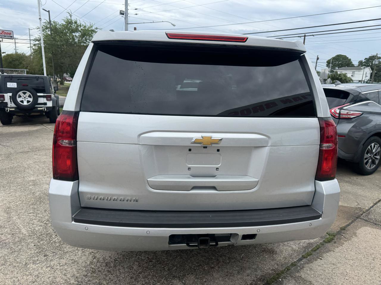 Used 2018 Chevrolet Suburban LT RWD image 3