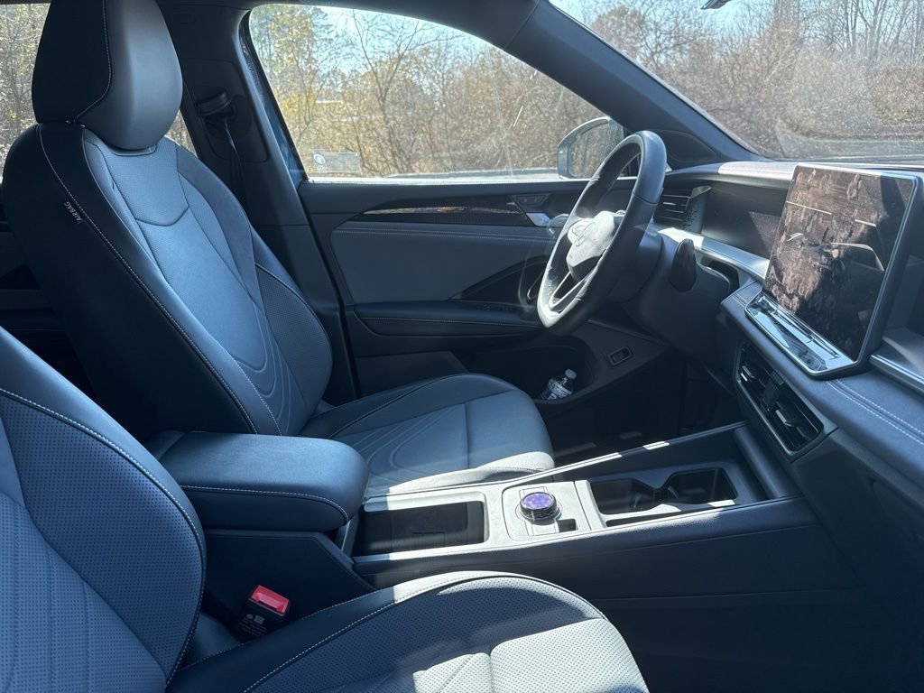 Used 2025 Volkswagen Tiguan SE R-Line image 14