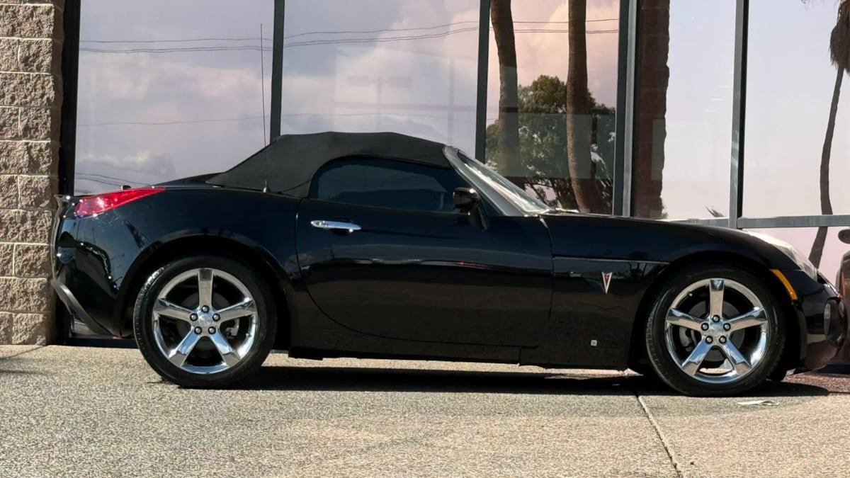 Used 2007 Pontiac Solstice GXP w/ Premium Package RWD image 20