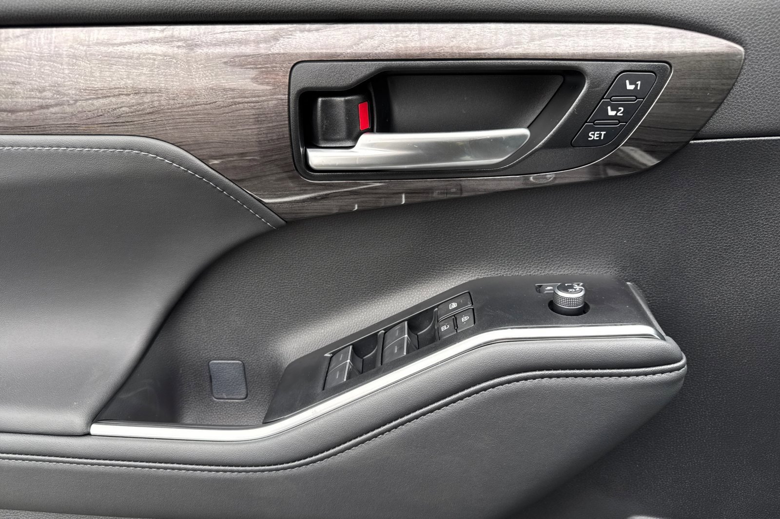 New 2025 Toyota Highlander Limited image 11