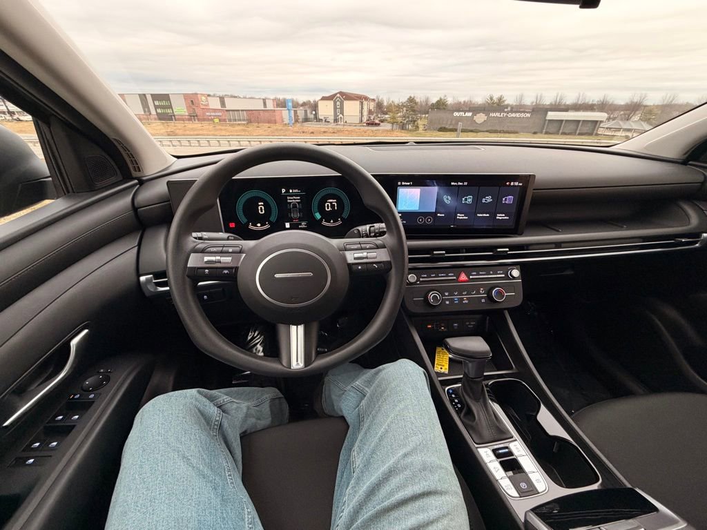 Used 2025 Hyundai Tucson SE image 12