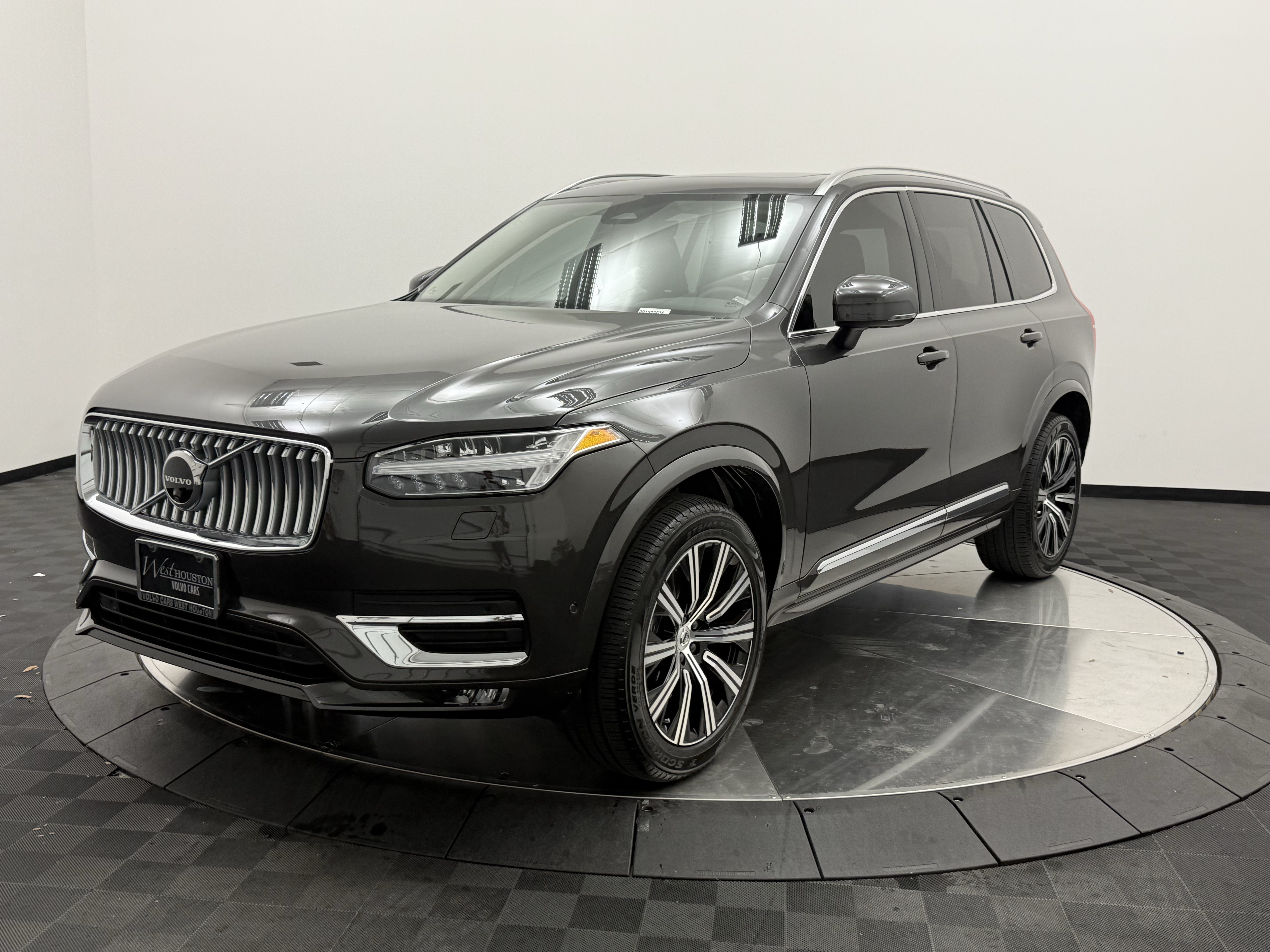 Certified 2024 Volvo XC90 B6 Plus AWD/4WD image 3