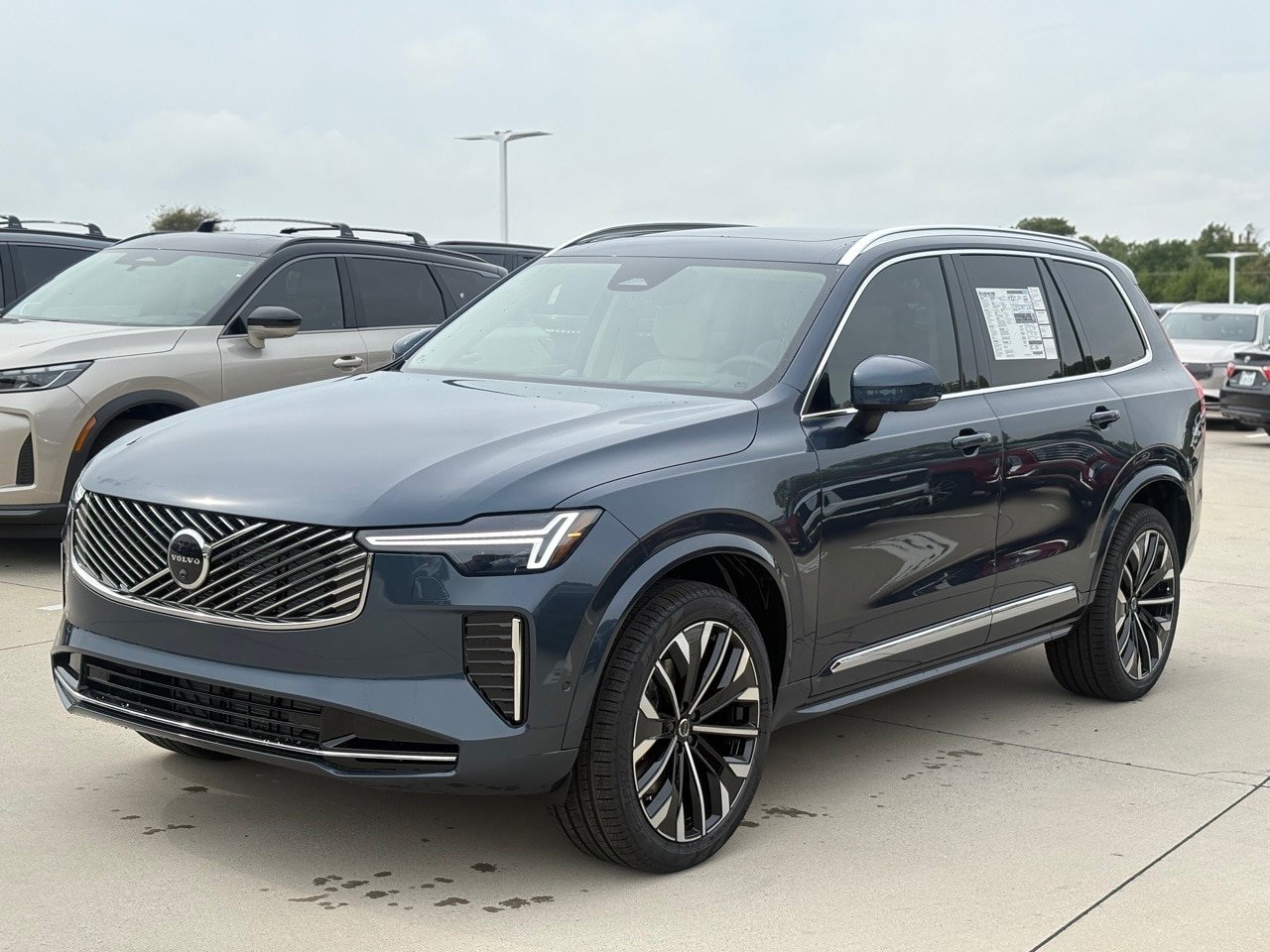 New 2026 Volvo XC90 B6 Ultra w/ Lounge Package AWD/4WD image 3