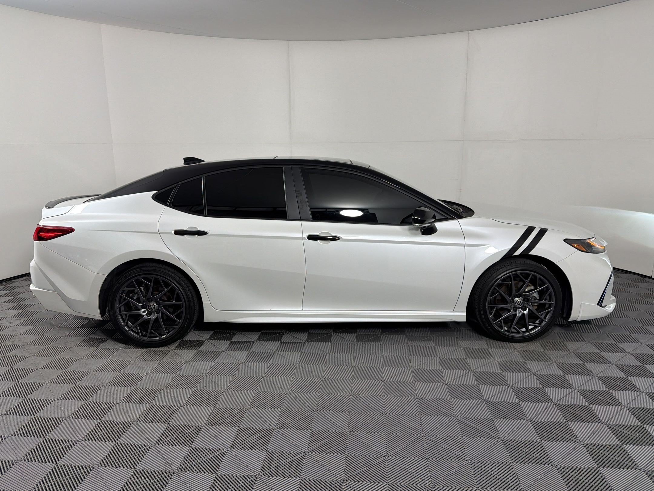 Used 2025 Toyota Camry XSE w/ Premium Plus Package AWD/4WD image 8