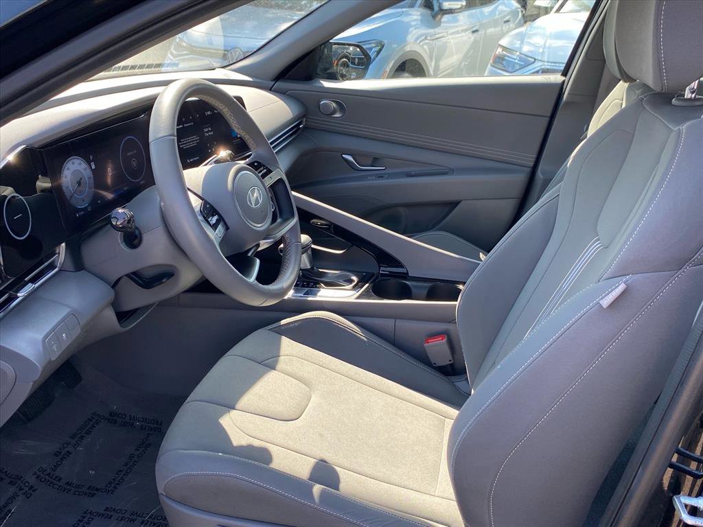 Used 2025 Hyundai Elantra SEL FWD image 13