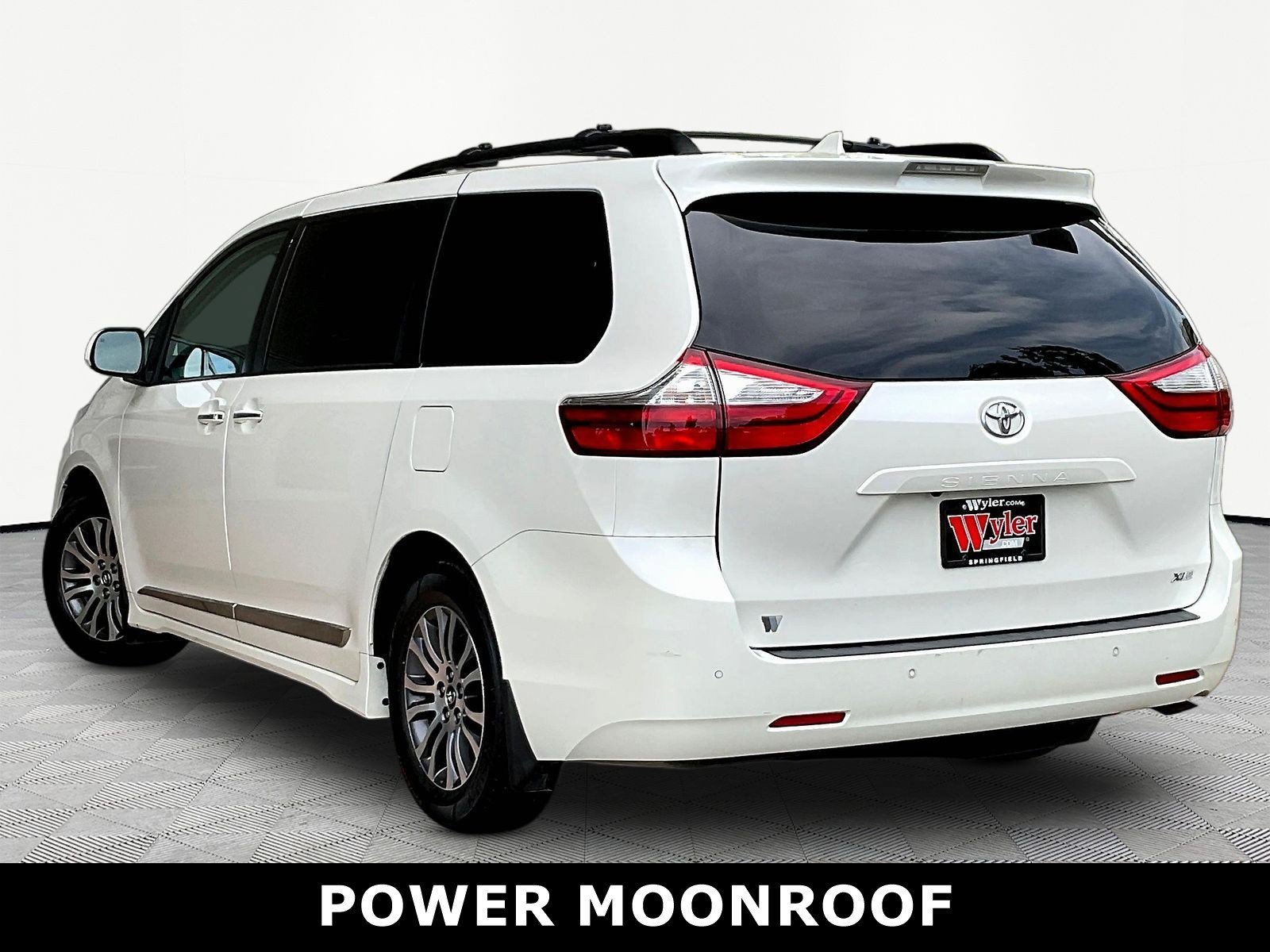 Used 2019 Toyota Sienna XLE w/ XLE Navigation Package FWD image 4