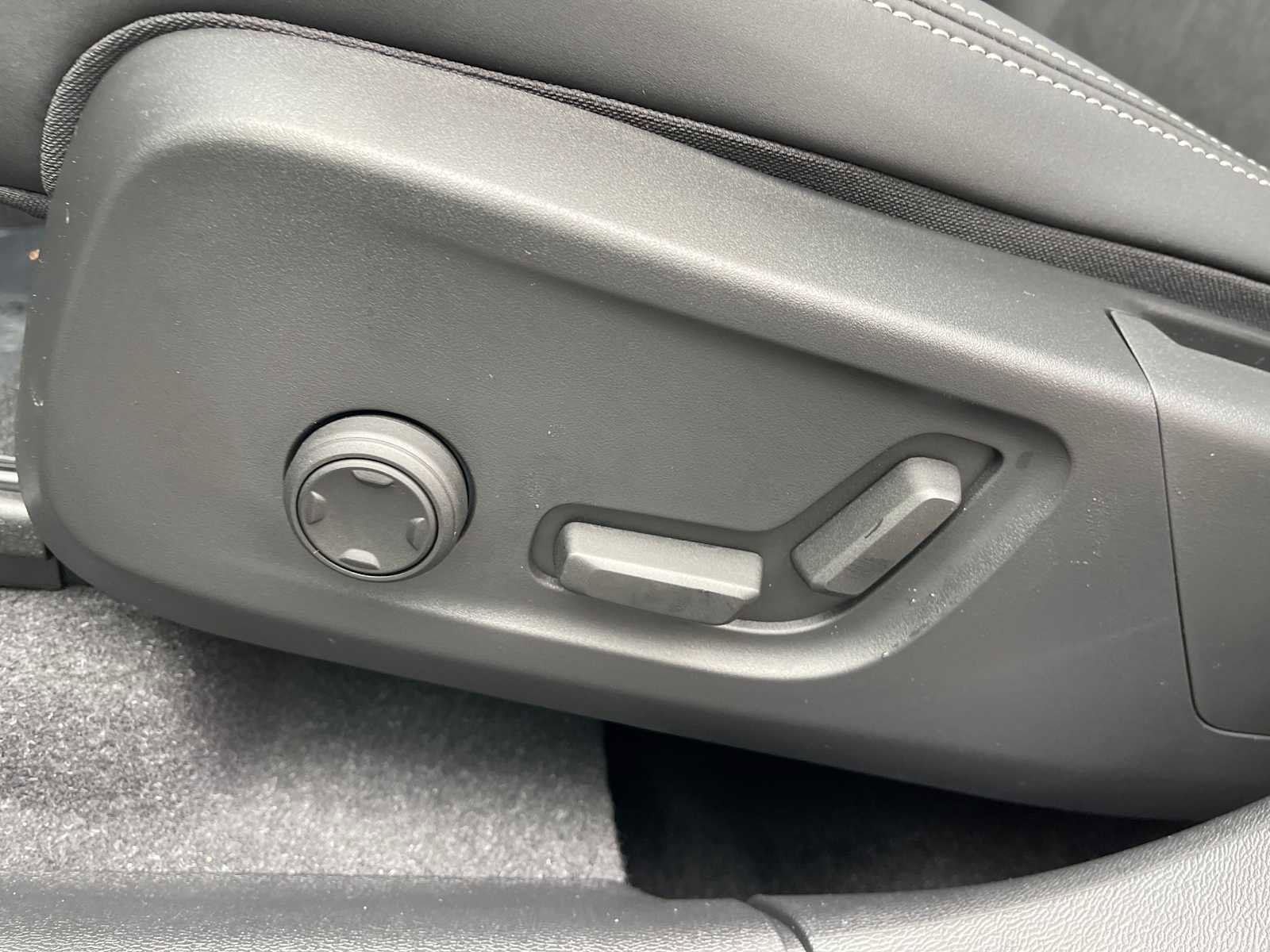 New 2023 Volvo XC40 B5 Plus w/ Protection Package Premier image 20