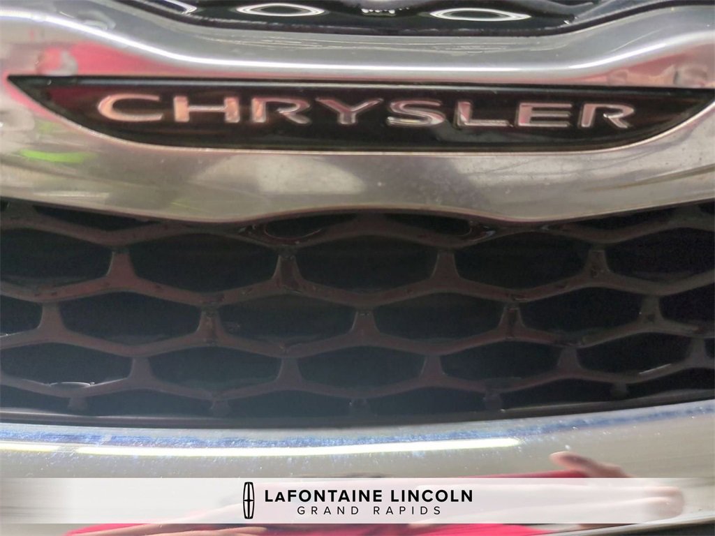 Used 2020 Chrysler Pacifica Touring-L image 10