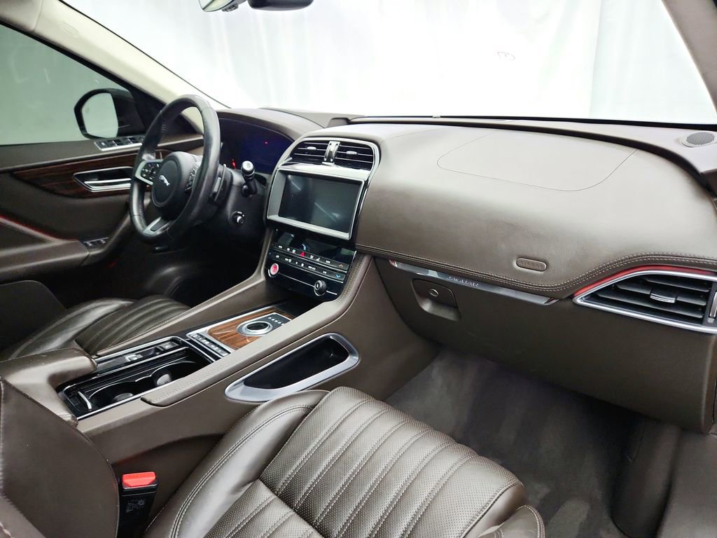Used 2019 Jaguar F-PACE Portfolio image 33